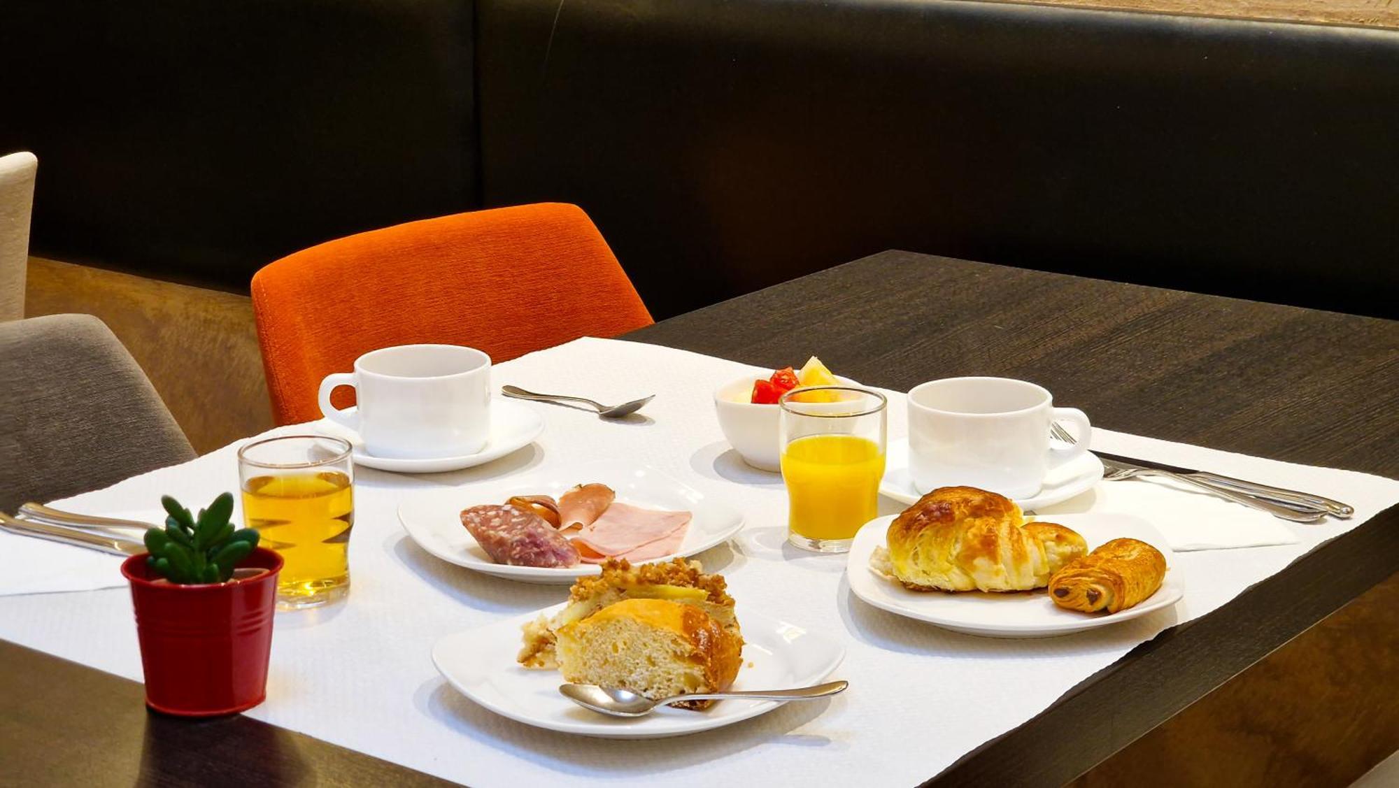 Logis Hotel Restaurant De France Saint-Geniez-dʼOlt Zewnętrze zdjęcie